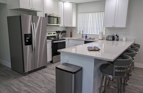 Coral Ridge House | "Fun"kadelic Flat! Shared Heated Pool n Spa! Beach 1.4 miles! Walk to Food n Fun