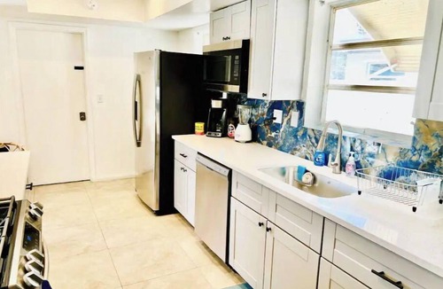 Driftwood House | Fun Kids Family Stay - FLL Cruise Guests & Airport! AirHockey-Arcade-Pool-Toys