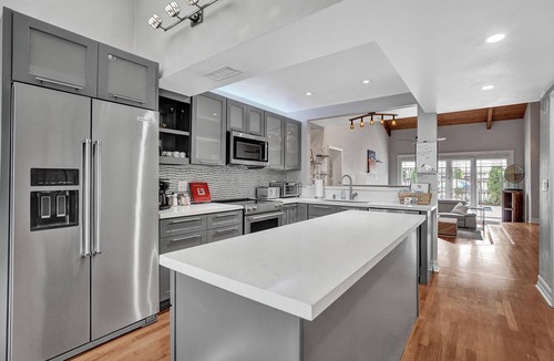 Colee Hammock House | Fun Location! 1 block walk to Las Olas blvd in Ft. Lauderdale w/Pool & parking