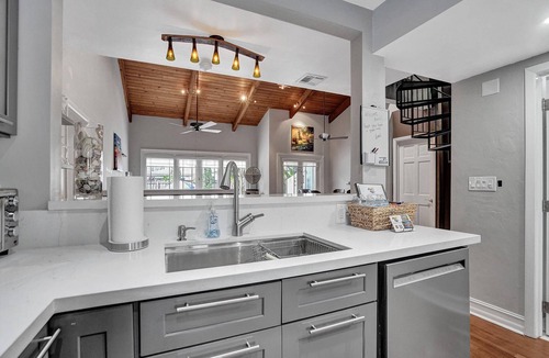 Colee Hammock House | Fun Location! 1 block walk to Las Olas blvd in Ft. Lauderdale w/Pool & parking