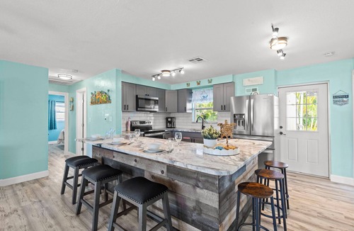 Walsingham House | FUN Pool Shuffleboard GameRoom Beach 12min Slps10