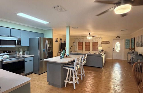 Pelican House | FUN Pristine Pool, Pet,Kids ,Sleeps 7and FastWIFI-7day min 5 min Water Park