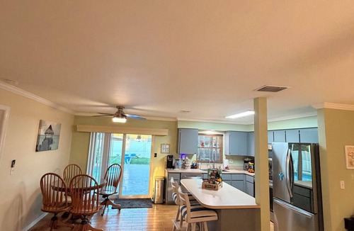 Pelican House | FUN Pristine Pool, Pet,Kids ,Sleeps 7and FastWIFI-7day min 5 min Water Park