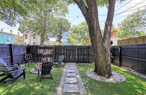 Dixon Park Apartment | Fun & Renovated Artsy Downtown Apt Dog Friendly with Fully Fenced Backyard and Private Parking