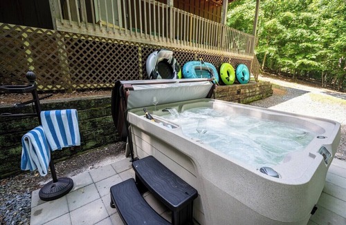 Ellijay Cabin | Fun Riverside Cabin: Indoor Games+Hot Tub+Firepit