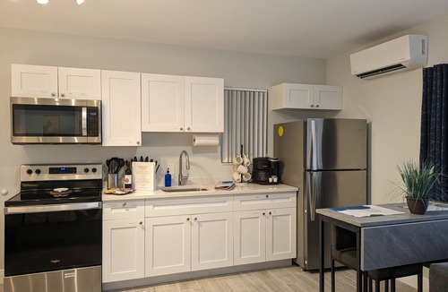 Coral Ridge Apartment | Fun-Sized Haven! Shared Heated Pool n Spa! Beach 1.4 mi! Walkable to Food n Fun