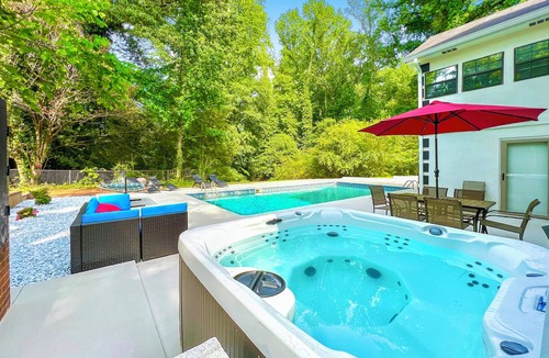 Fairburn House | Fun Spacious Group Retreat Pool HotTub Sauna BBQ GameRoom