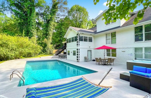 Fairburn House | Fun Spacious Group Retreat Pool HotTub Sauna BBQ GameRoom