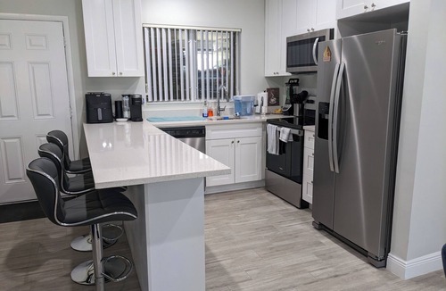 Coral Ridge House | Fun-tastic Oasis! Shared Heated Pool n Spa! Beach 1.4 mi! Walkable Food n Fun!