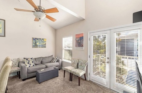 Gainesville Apartment | Furnished 2/2 apartment w/parking, walking distance to campus- avail short term