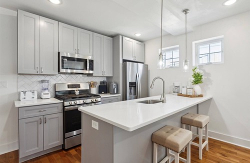 South Philadelphia Apartment | Furnished Apt in Philadelphia- hospitals, historic sites, stadiums, Navy base