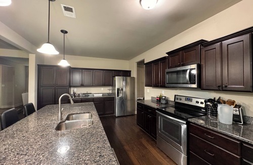 Bartlett House | Furnished Home with 4 Bedrooms and Prime Location for Nurses & Executives