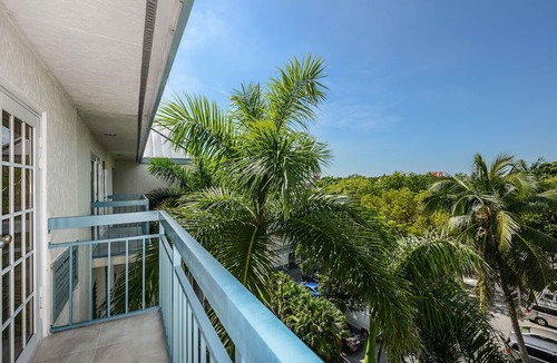 Historic Seaport Apartment | Galleon Resort Efficiency in the old town