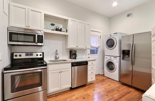 Beach Institute Apartment | Gallery Stays - Parkside Suite