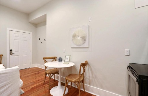 Beach Institute Apartment | Gallery Stays - Parkside Suite