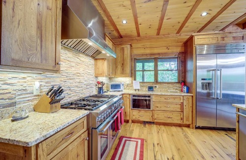 Spruce Pine House | Game Room + Deck: Spacious Spruce Pine Retreat!