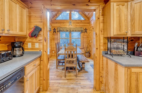 Blue Ridge Ski Chalet | GameRoom PuttPutt HotTub FirePit 6 Min 2 Town