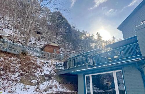 McDowell House | Games Galore! Riverfront Group Retreat in McDowell