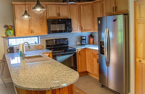 Brooksville Cottage | Garden Cottage Within Walking Distance to Downtown Brooksville