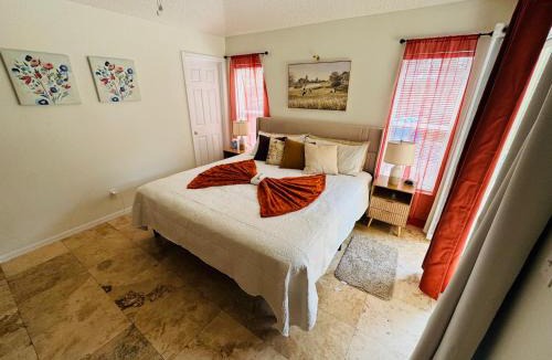 Kissimmee House | Gated 4BR Pool Home, 20 min-Disney, 30 min-Epic Universe, Sleeps 12