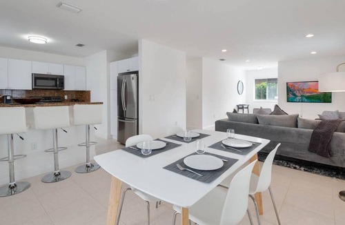 Buena Vista House | Gated 6Bd 4Bth Design Dist. 10-min to Beach