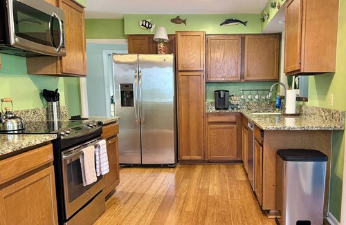 Columbia House | Gated Lakefront Cottage