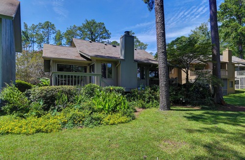 Columbia House | Gated Lakefront Cottage