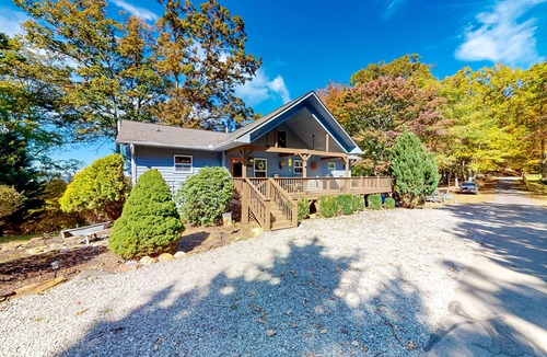 Murphy House | Gated mountain view ranch-style home with game room & wood fireplace - dogs ok