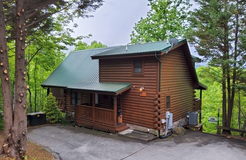 Black Bear Falls Cabin | Gatlin Lodge 3 Miles to Downtown Gatlinburg