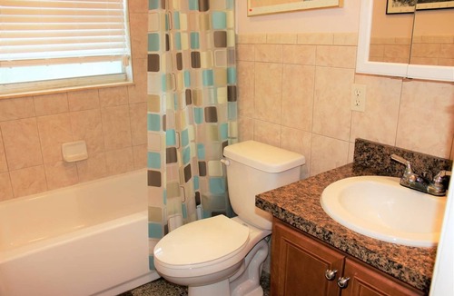 Oviedo House | Gator Lodge: Inviting 2-bedroom, 1-bath home, sleeps 4. Perfect for couples or small families.