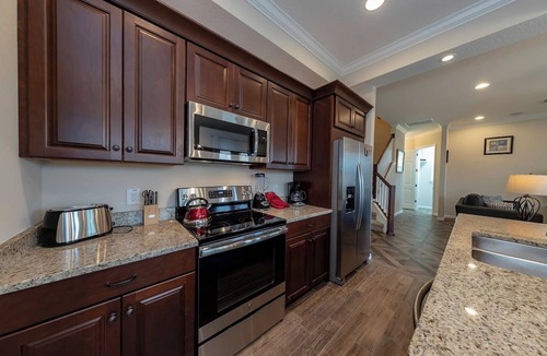 Oviedo House | Gator Mansion: Spacious 6-bedroom, 5-bath home, sleeps 12. Perfect for family gatherings.