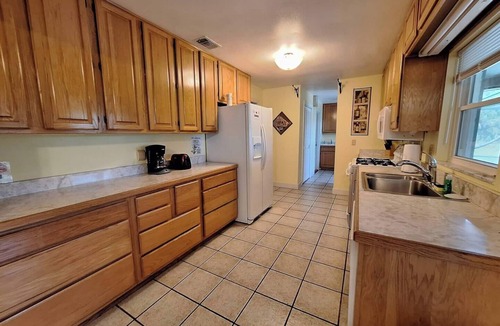 Oviedo House | Gator Nest: 3-bedroom, 2-bath home, sleeps 6. Excellent for a relaxing, nature getaway Gator Nest: Charming 3-bedroom, 2-bath home that sleeps 6 — perfect for a relaxing nature getaway. New! Bring your own boat and enjoy fishing right from the ho