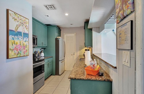 North Corals House | GAY mens heated pool guesthouse/clothing optional w/game room 10min from Wilton