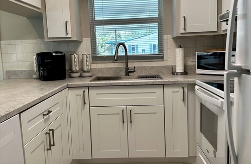 East Naples Cottage | Gecko Cottage - 2 miles to the beach!