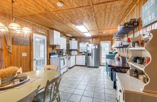 Wray House | Georgia Lakefront Cabin w/Fire Pit + Grills!