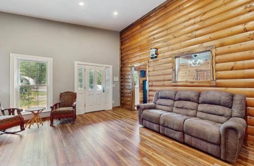 Lookout Mountain House | Georgia Mtn Cabin w/Hot Tub Near Cloudland Canyon