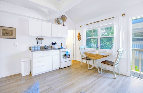 Siesta Key Apartment | Gertrude's Siesta | 100% Private, 8-steps to Beach Path! 4-min Dining & Music! Snorkeling, Sunsets!