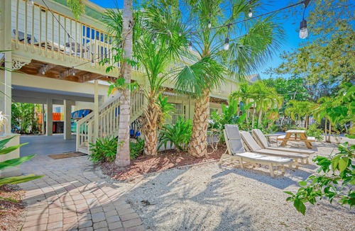 Siesta Key Apartment | Gertrude's Siesta | 100% Private, 8-steps to Beach Path! 4-min Dining & Music! Snorkeling, Sunsets!