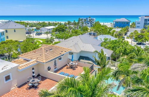 Siesta Key Village House | Gertrude's Siesta | 6 Terraces, Rooftop, Pool, 1-min to Beach and Village!