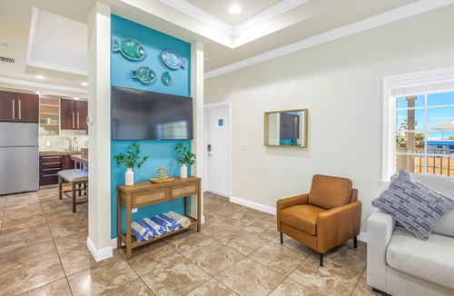 Siesta Key House | Gertrude's Siesta | Pool, Jacuzzi! 1-minute to Beach! 4-min Dining & Music!