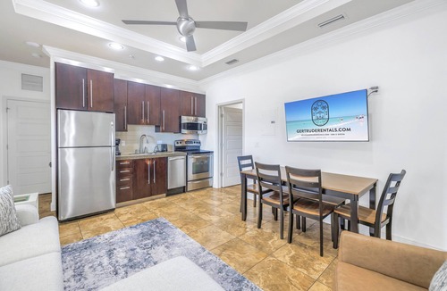 Siesta Key House | Gertrude's Siesta | Pool, Jacuzzi | 1 Min to Beach | 4 Min to Dining & Music