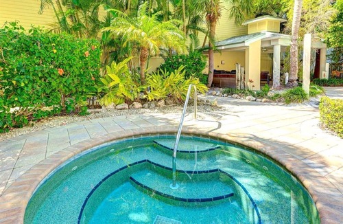 Siesta Key House | Gertrude's Siesta | Pool, Jacuzzi | 1 Min to Beach | 4 Min to Dining & Music