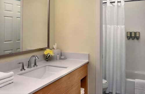Monmouth Junction Hotel | Get Ready for Blissful Getaway! w/Seasonal Pool, Pets are Allowed