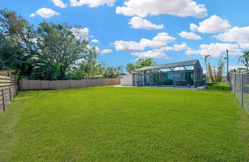Gulf Gate Estates House | Getaway w/Heated Pool & fence by Siesta Key Beach