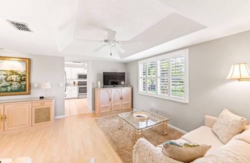 East Naples Condo | Glades Golf & Country Club-Large, Updated 2/2 Condo near Shopping, Beach & Pier