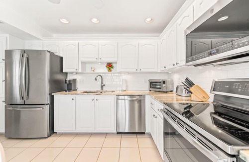 East Naples Condo | Glades Golf & Country Club-Large, Updated 2/2 Condo near Shopping, Beach & Pier