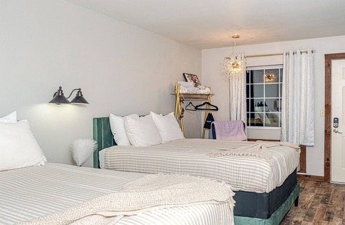 Indian Point Hotel | Glam Jam! - Newly Remodeled Stay in Style! Pets Stay Free