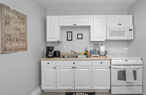 Oakford Park Apartment | Glamorous City Studio - Prime Location Near All!
