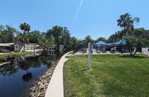Homosassa House | Glamping in the heart of the Nature Coast! RV sleeps 6, many amenities onsite!