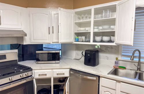 Collier Heights House | Glow Art Retreat 3BR Upper-Level Guest Suite Near Midtown ATL